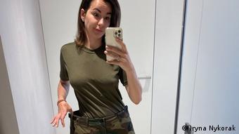 Ирина Никорак примеряет форму, которую носят военнослужащие ВСУ 