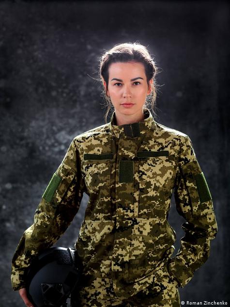 От белья до зимней одежды: в Киеве представили военную форму для женщин