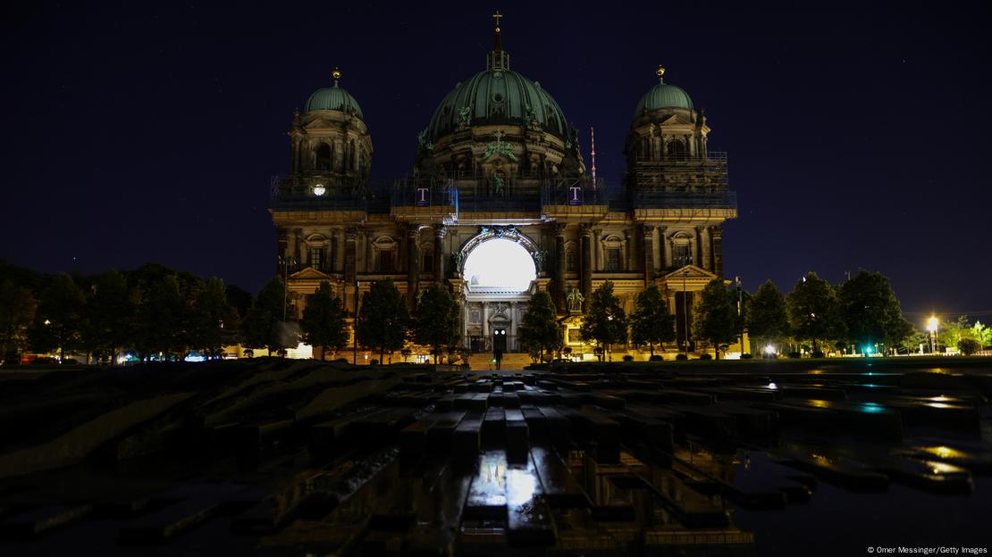 Catedral de Berlim à noite, com poucas luzes