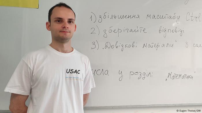 Для мене - це знак солідарності, - каже волонтер Андрій, який допомагає проводити тестування у Кельні