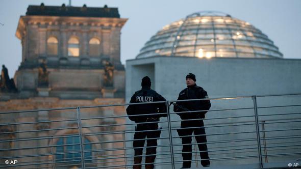 Sicherheitspersonal vor Reichstagsgebäude (Foto: AP)