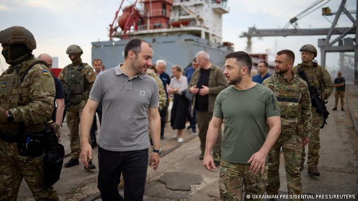 El presidente de Ucrania, Volodimir Zelenski, visita el puerto de Odesa junto al ministro de Infraestructura, Oleksander Kubrakov, poco antes del inicio de las exportaciones.