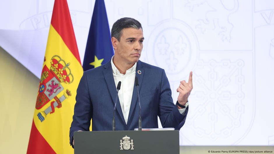 España: El presidente del Gobierno Sánchez pide a los oficinistas que abandonen los lazos para ahorrar energía |  noticias |  DW