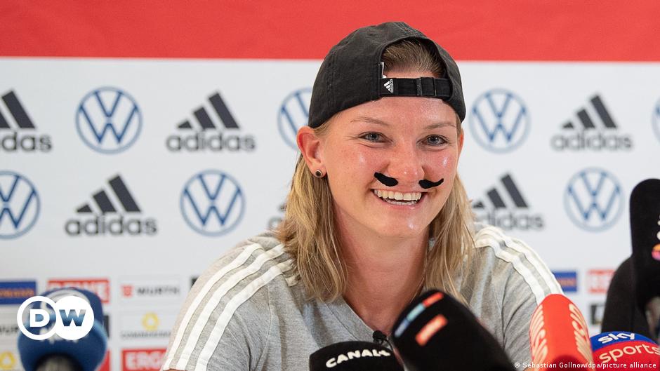 udendørs Arbejdsløs Velkendt Alexandra Popp wears fake mustache for media gag – DW – 07/30/2022