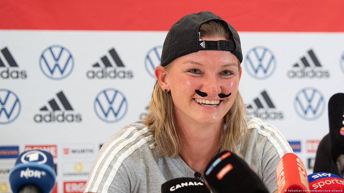 Alexandra Popp wears mustache media gag – 07/30/2022
