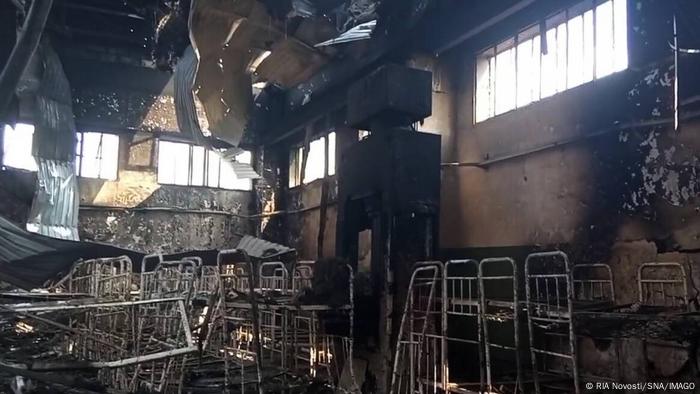 Ukraine I Ausgebrannter Schlafsaal des Gefängnisses in Oleniwka