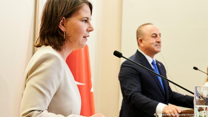 Außenministerin Annalena Baerbock steht neben Mevlüt Cavusoglu, beide an Mikrofonen 