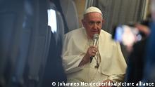 Papst Franziskus spricht vor Journalisten im Flugzeug auf der Rückreise aus Kanada. Das Hauptthema seines Kanada-Besuchs war die Entschuldigung bei der indigenen Bevölkerung für den Jahrzehnte langen Missbrauch in von der Kirche geleiteten Internaten.