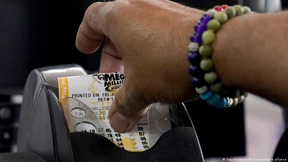 Mega Millions: US lottery player wins one of the highest jackpots ever | News | DW - Vimarsana News