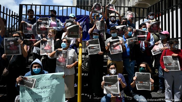 Foto de periodistas de Guatemala que protestan contra detención de José Rubén Zamora.