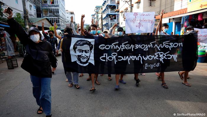 Demonstranten mit einem Banner