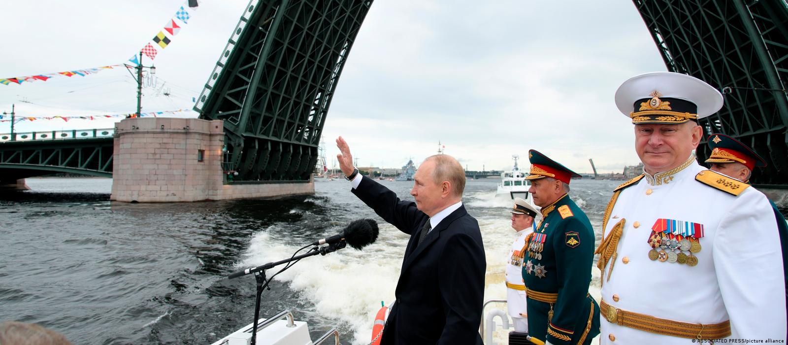 Putin Rus Donanması Günü kutlamaları'nda görülüyor. 