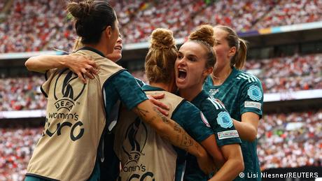 Mehrere Nationalspielerinnen, darunter auch Lina Magull, umarmen sich beim Finale der Fußball-EM 2022 im Fußballstadion (Quelle: Lisi Niesner/REUTERS)
