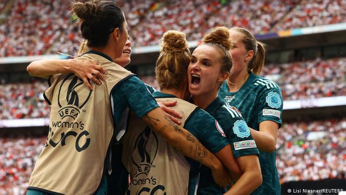 Deutschlands Lina Magull feiert mit ihren Teamkolleginnen ein Tor beim WM Finale 2022 in England