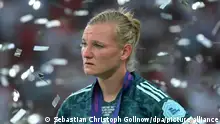 Fußball, Frauen, EM 2022, England - Deutschland, Finale, Wembley Stadion: Deutschlands Alexandra Popp bei der Ehrung für den zweiten Turnierplatz. +++ dpa-Bildfunk +++