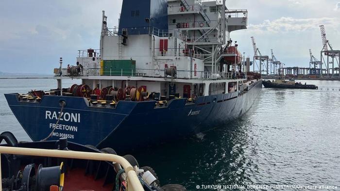 Anija e mallrave Razoni, që mban flamurin e Sierra Leoneas, largohet nga porti i rajonit Odeses 