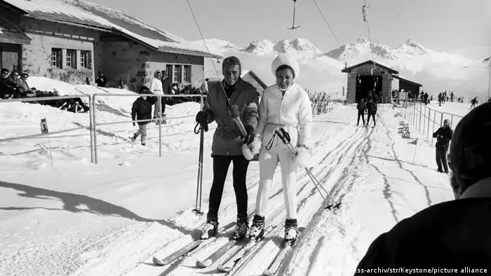 度假并不一定要赶在盛夏时节。瑞士的圣莫里茨是举世闻名的滑雪胜地，几十年来一直吸引众多名人。这张照片中，伊朗前国王巴列维的第三任妻子法拉赫(Farah Pahlavi)正在学习滑雪。 