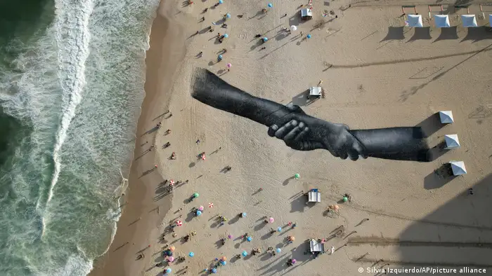 里约热内卢的科帕卡巴纳海滩，大概是巴西最具盛名的旅游景点。库鲁斯(Tome Cruise)、比伯(Justin Bieber)都曾在这里现身。在这张照片中，法国瑞士艺术家Saype用环保可降解颜料在沙滩上创作了巨幅画作。 