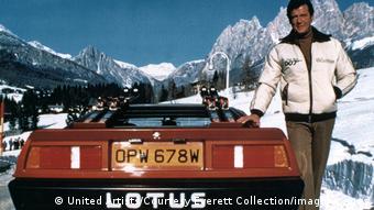 BG rich holidays l Filmstill, For your Eyes only - Roger Moore mit Lotus Auto
