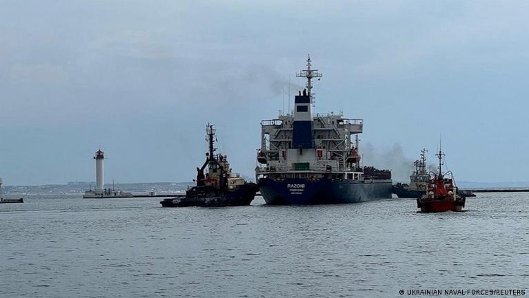Navio Razoni deixa o porto de Odessa, na Ucrânia