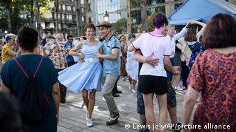 Γαλλία κορωνοϊός l τέλος των μέτρων l χορός στο Παρίσι