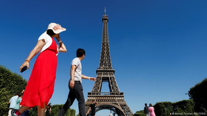 Turistas caminan frente a la torre Eiffel en París (archivo: 05.07.2022)