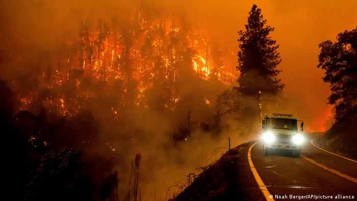 Kalifornien: Feuerwehrauto auf dem California Highway 96 vor dem McKinney-Feuer im Klamath National Forest