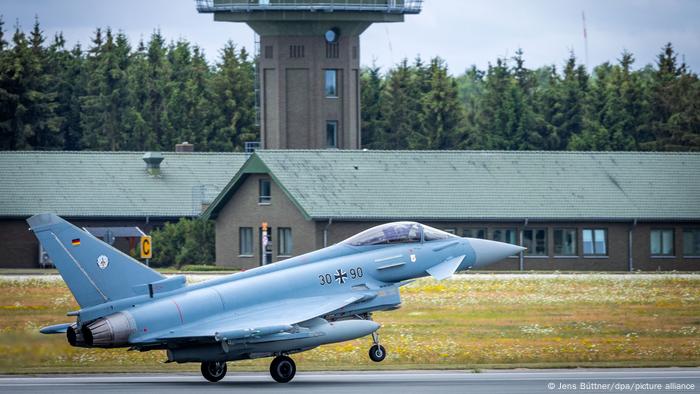 Винищувач Eurofighter вилітає з міста Лааге