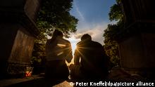 13/06/2022 Junge Leute genießen auf den Stufen des Friedensengels den Sonnenuntergang am Horizont. +++ dpa-Bildfunk +++