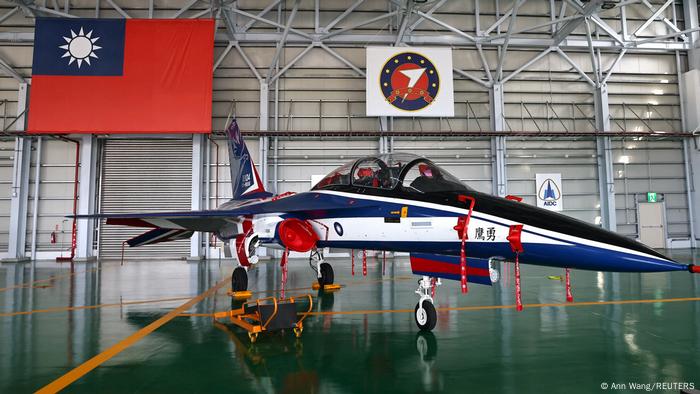 Avión militar de Taiwán en la base de Taitung