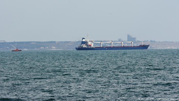 Сухогруз Razoni выходит из морского порта Одессы
