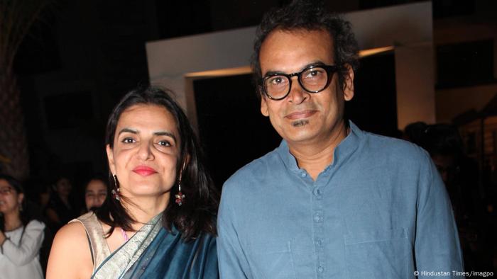 Bharti Kher und Subodh Gupta lächeln in die Kamera.