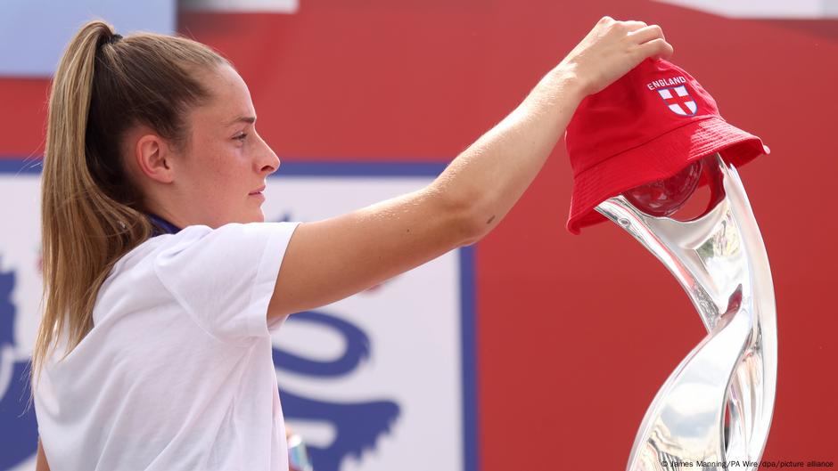 Ein englischer Spieler setzt einen roten Hut auf die Trophäe