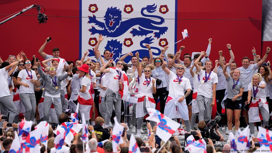 England Spieler und Mitarbeiter auf der Bühne