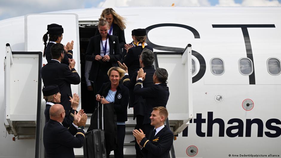 Deutsche Crew und Spieler steigen aus dem Flugzeug