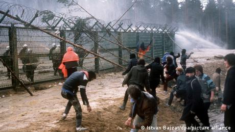 People rioting at the Wackersdorf protest in 1986