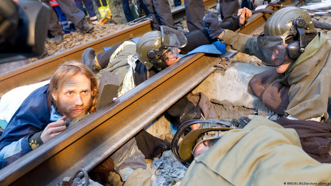 Ativistas deitados sob trilho, em foto de 2011 de um protesto em Gorleben