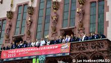 Miles de aficionados reciben a subcampeonas en Frankfurt
