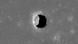 Los investigadores descubrieron que las zonas de sombra de una fosa (en la foto de arriba) en la región del Mare Tranquillitatis permanecen siempre frescas durante el día y la noche. Los investigadores descubrieron que las zonas de sombra de una fosa (en la foto de arriba) en la región del Mare Tranquillitatis permanecen siempre frescas durante el día y la noche.
