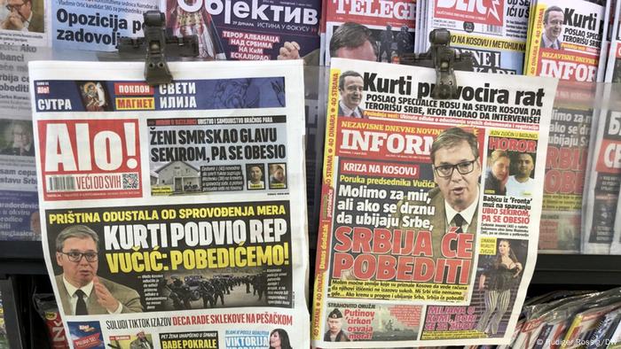 Schlagzeilen serbische Boulevardzeitungen in Belgrad 