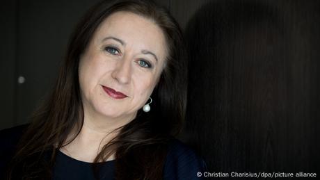 Simone Young, Porträt.