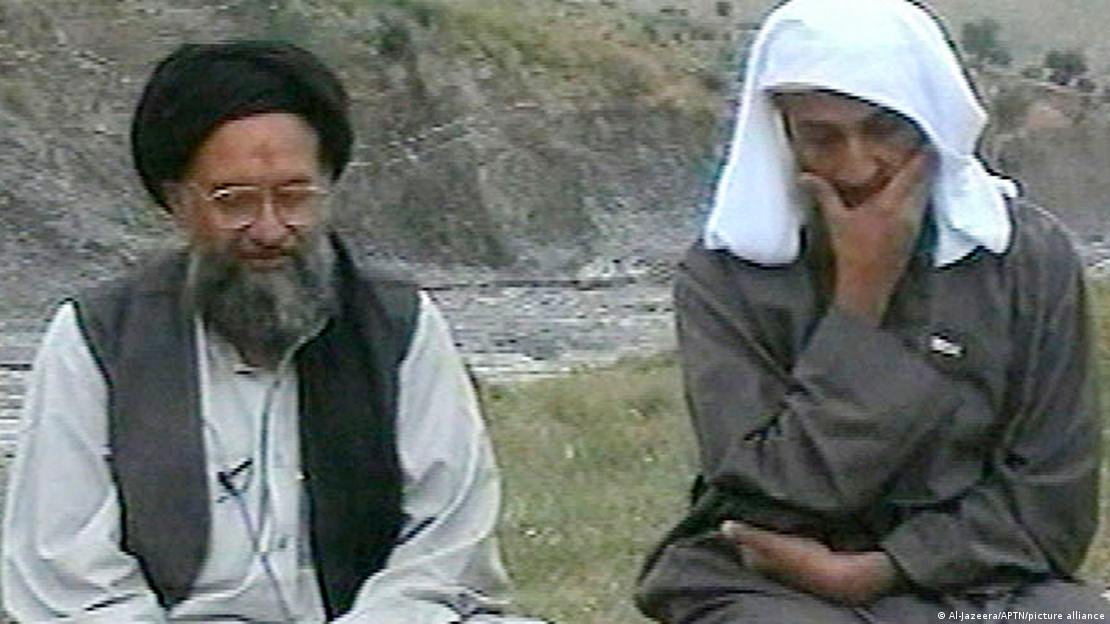 O líder da Al Qaeda morto pelos EUA, Ayman al Zawahiri, aparece em uma imagem de 2002 ao lado do então líder da organização, Osama Bin Laden.