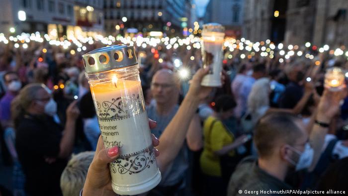 Wien: Hunderte Teilnehmer halten Kerzen und Grableuchten in die Höhe