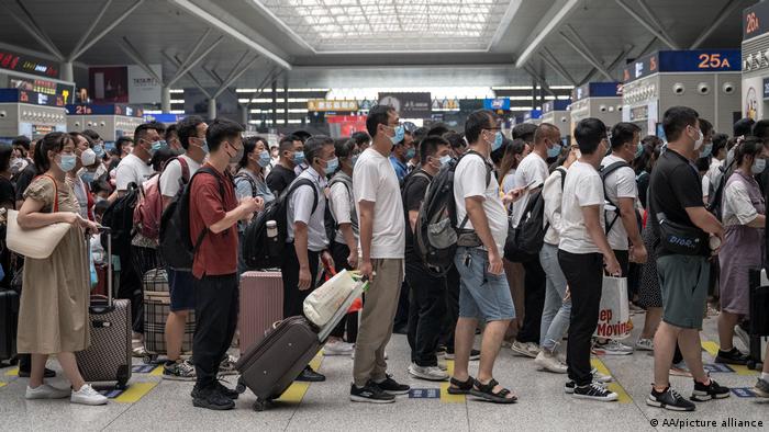 China Zhengzhou Fahrgäste am Ostbahnhof 