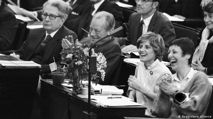 Hans Johen Fogel, Vili Brant, Petra Keli i Mariluize Bek - 29.03.1983. konstitutivna sednica Bundestaga u Bonu. Odmah pored Bekove sedeo je kancelar Helmut Kol, ali se ne vidi na ovoj slici.