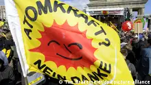 Eine gelbe Fahne mit dem Slogan Atomkraft? Nein Danke aus den 80er Jahren weht am Samstag (05.09.2009) in Berlin bei einer Demonstration gegen die Kernenergie nahe dem Brandenburger Tor (im Hintergrund). Unter dem Motto Mal richtig abschalten forderten zehntausende Menschen die Stilllegung aller Atomanlagen weltweit. Die Demonstranten waren aus ganz Deutschland mit Zügen und Bussen nach Berlin gekommen. Foto: Tim Brakemeier dpa/lbn (zu dpa 4207) +++(c) dpa - Report+++