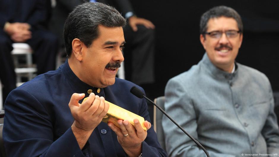 Zlatna poluga u rukama Madura. Pored njega ministar ekonomije Ramon Lobo.