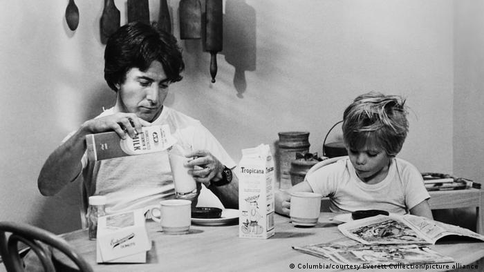 Filmstill aus Kramer vs Kramer mit Dustin Hoffman, der an einem Tisch sitzt neben einem Kind.