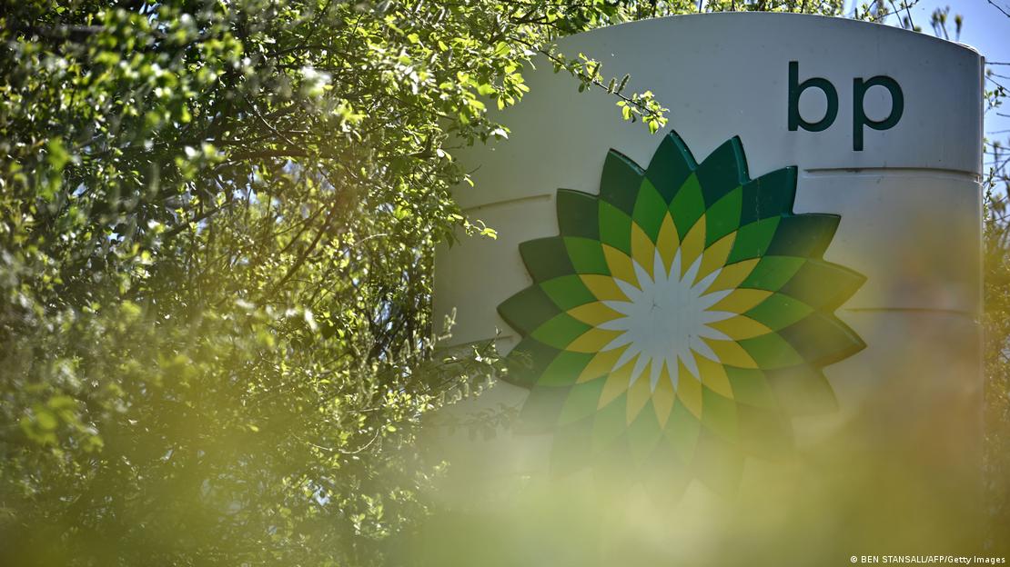 Placa com o logotipo da BP entre folhagem