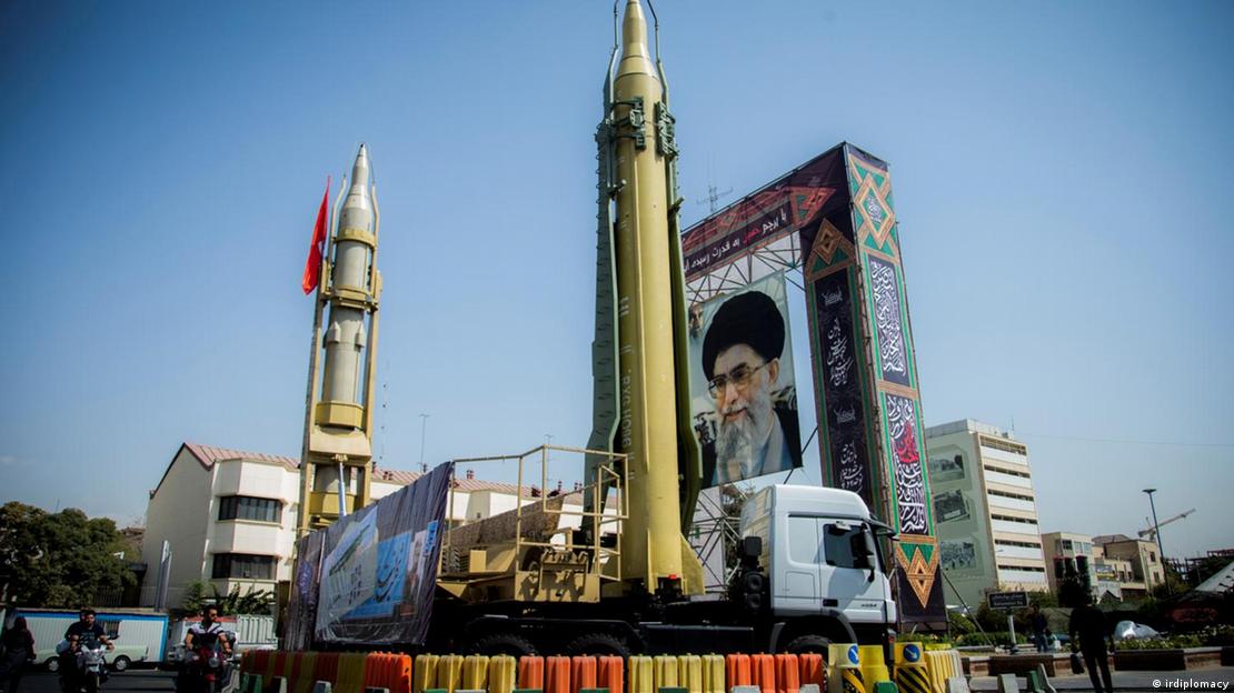 Портрет на Хаменей до две ракети